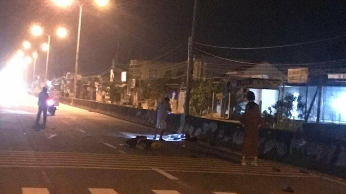 Quảng Nam: Xe máy lao vào dải phân cách, 2 nam thanh niên tử vong tại chỗ