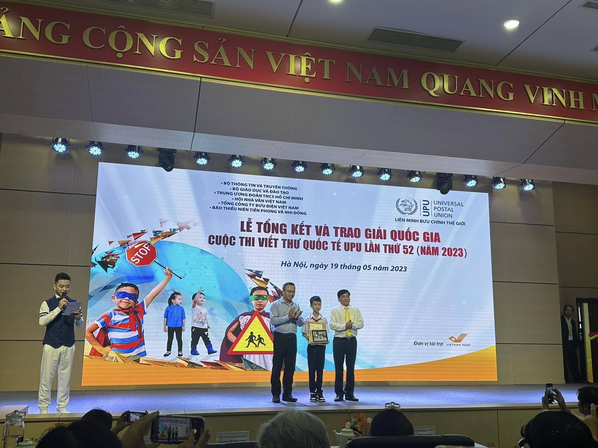 Phó Thủ tướng Chính phủ Trần Lưu Quang, Chủ tịch Ủy ban ATGTQG đã gửi Thư khen động viên hs đạt Giải Nhất cuộc thi viết thư Quốc tế UPU chủ đề ATGT