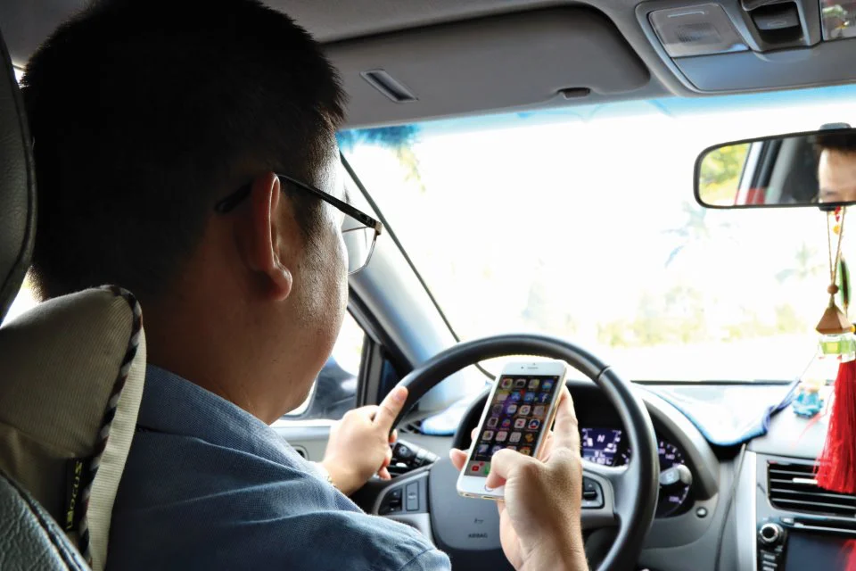 Sử dụng điện thoại khi lái xe – nguy cơ tai nạn rình rập