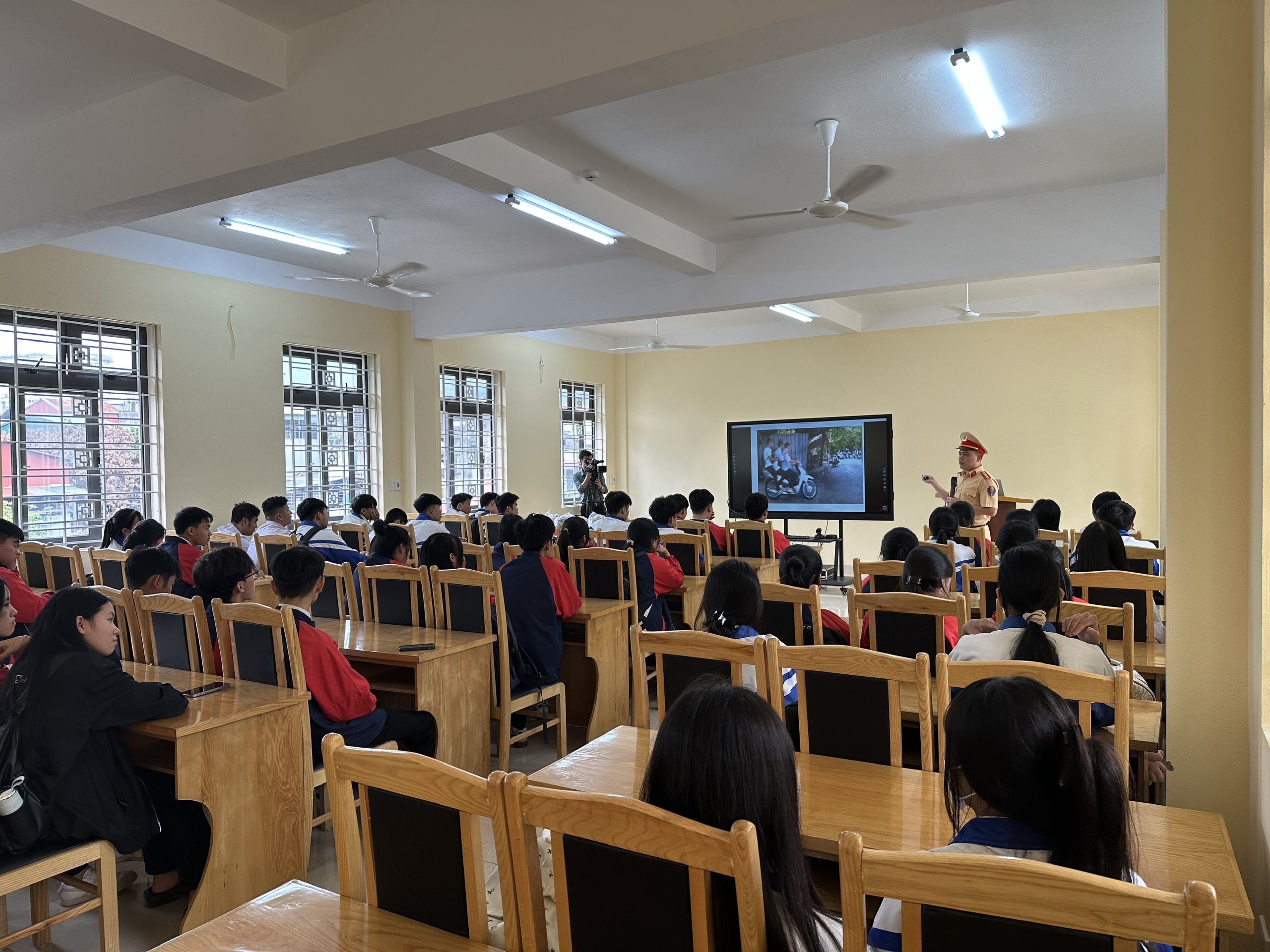 Lào Cai: Hiệu quả từ tiết học cùng chiến sỹ CSGT